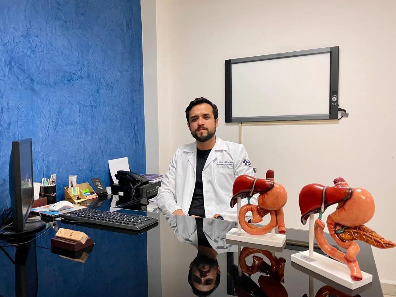 Dr. Fausto Dávila Zenteno en consulta médica especializada